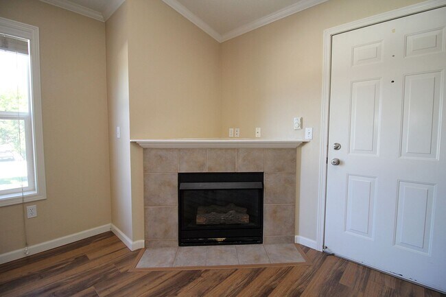 Building Photo - Light and Bright Remodeled Studio Condo in...