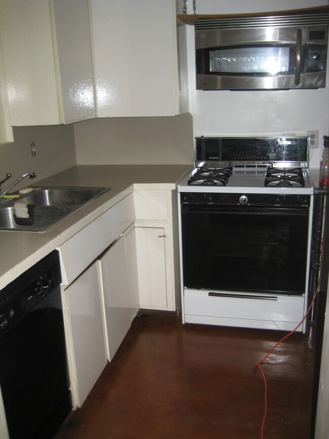 Kitchen - 7830 Hampson St