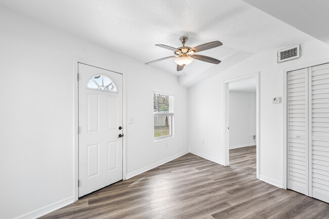 Building Photo - Tampa Back House 3722