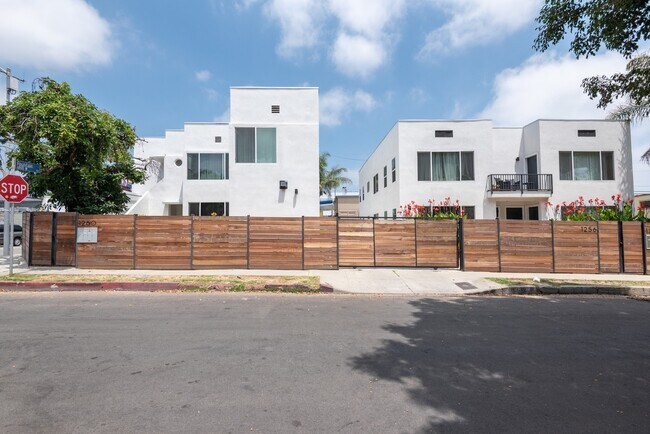 Building Photo - 1262 N Citrus Ave
