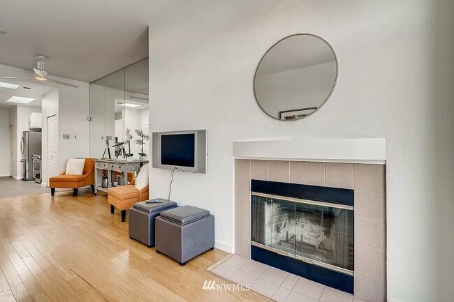 Foto del edificio - 1504 Aurora Ave N