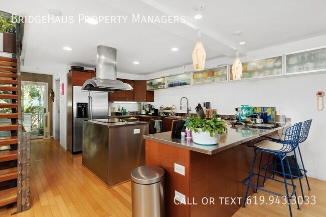 Building Photo - 3033 India St