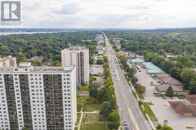 Building Photo - 975 Warwick Ct