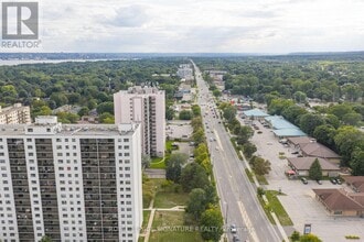 Building Photo - 975 Warwick Ct