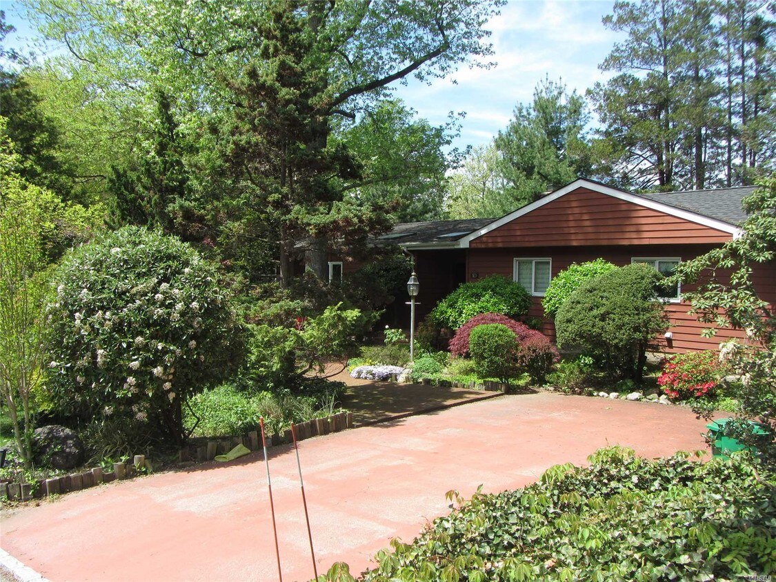 Primary Photo - 10 Briarfield Dr