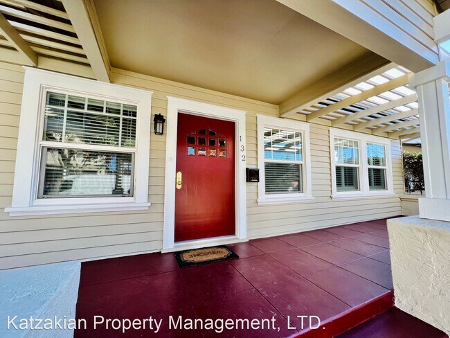 Building Photo - 2 br, 1 bath House - 132 E. Walnut Street