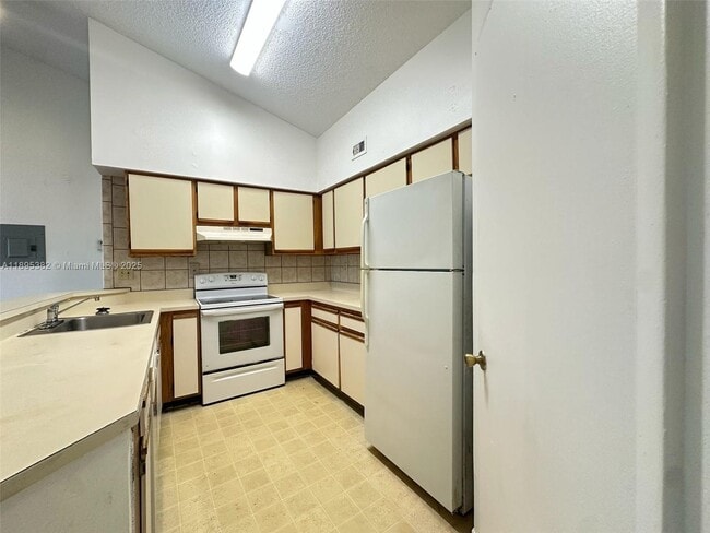 Building Photo - 2550 SW 18th Terrace