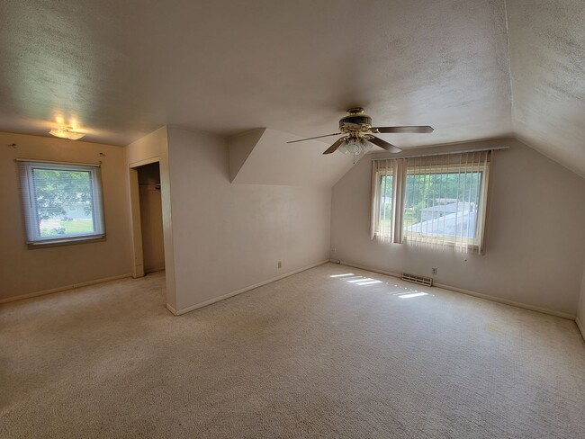 Building Photo - 4 bedroom 2 bath near campus!