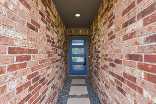 Building Photo - 10433 Russell Pines Dr