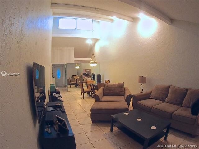 Foto del edificio - 1700 NW 73rd Ave