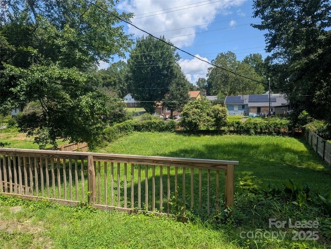 Foto del edificio - 5713 Barrington Dr