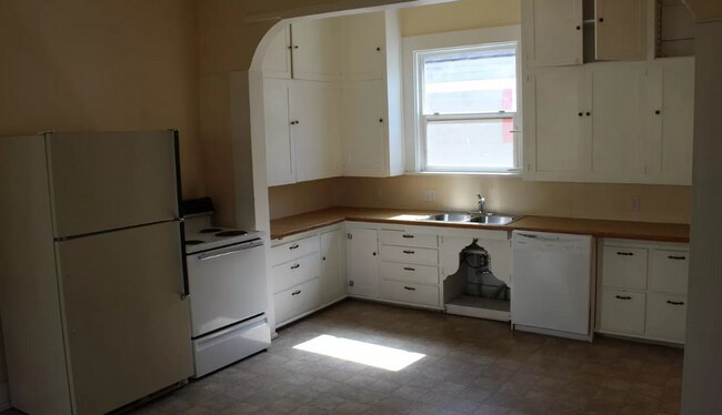 Building Photo - 6 bedroom, 2 bath home available in York Neighborhood!