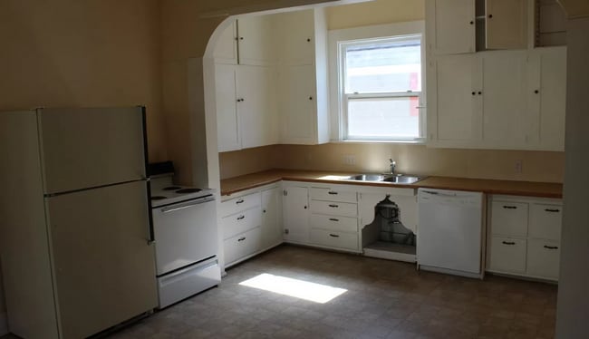 Foto del edificio - 6 bedroom, 2 bath home available in York Neighborhood!