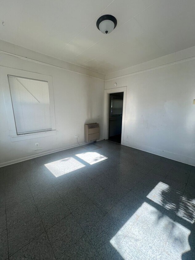 Primary Photo - 1 bedroom 1 bathroom - 3-Plex