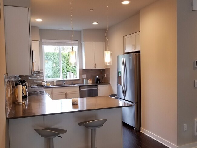 Foto del edificio - GORGEOUS Edmonds 2 Bedroom Primary Suites - CLOSE TO EVERYTHING