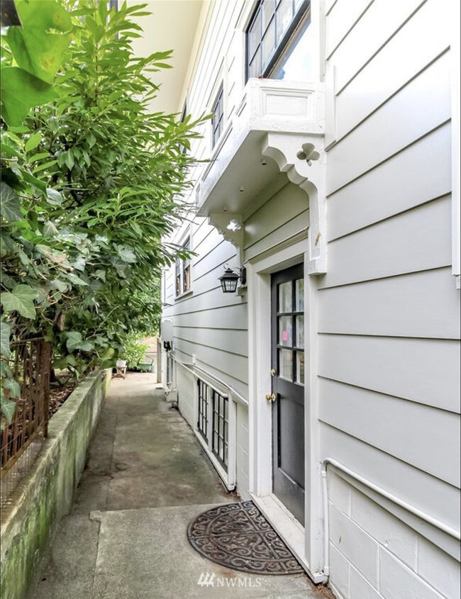 Foto del edificio - 5042 18th Ave NE