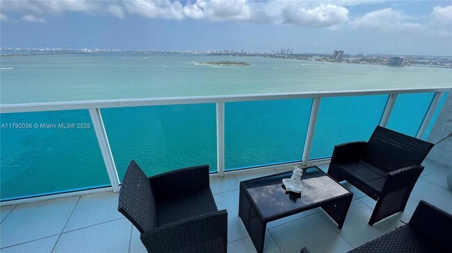 Foto del edificio - 700 NE 25th St