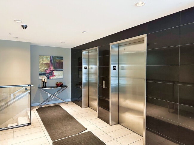 Building Photo - Royale Summit