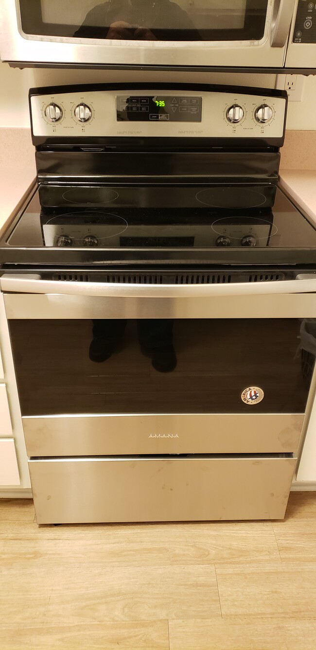 Electric oven - 2312 Summertime Ln