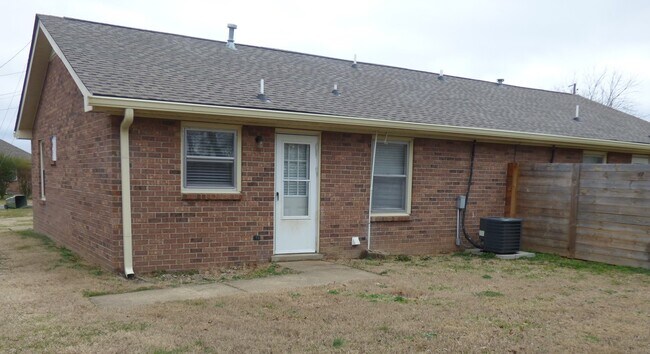 Building Photo - 741 Trail Dr