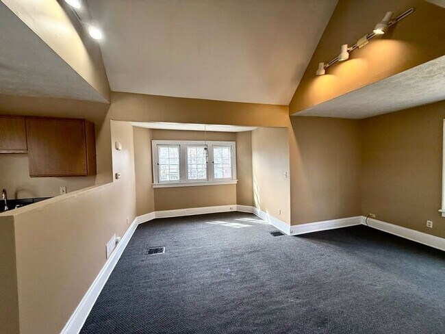 Building Photo - Westmoreland Duplex One