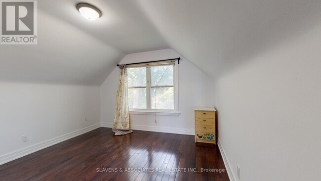 Building Photo - 262 Poyntz Ave