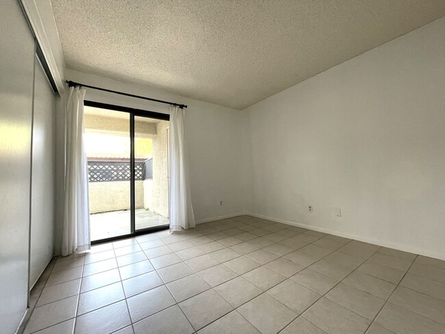 Foto del edificio - Beautiful 2 Bedroom 2 Bath Downstairs Unit!