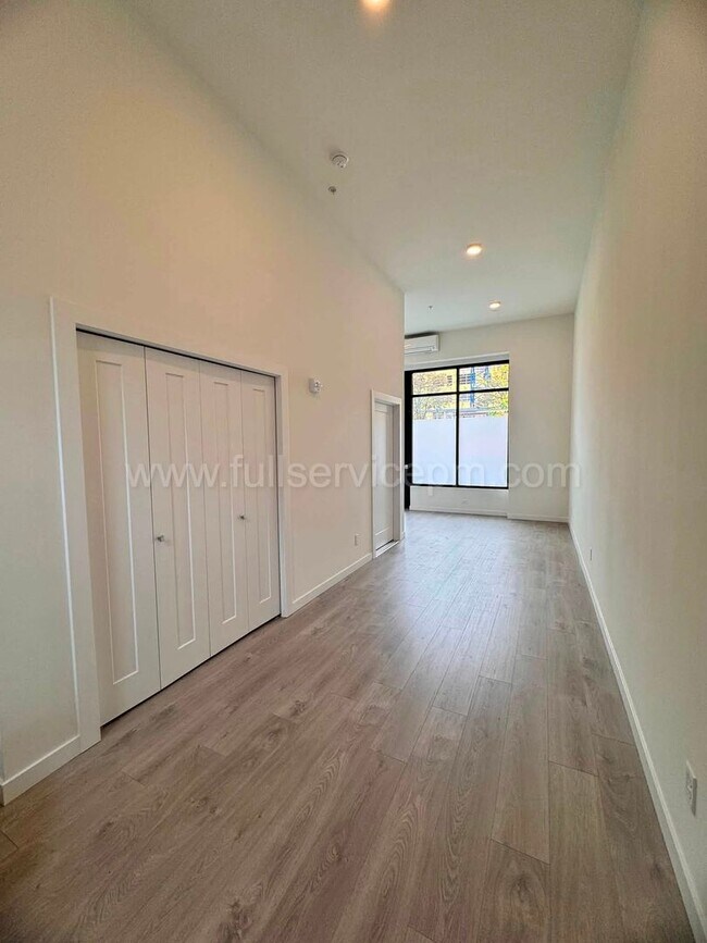 Foto del edificio - Modern Live/Work Northgate Townhome w/ Rooftop Deck, Luxury Bosch Kitchen & Dual Suites