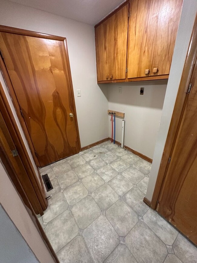 Building Photo - 3 Bedroom, 1.5 Bathroom Updated House w/ Potential 4th Bedroom