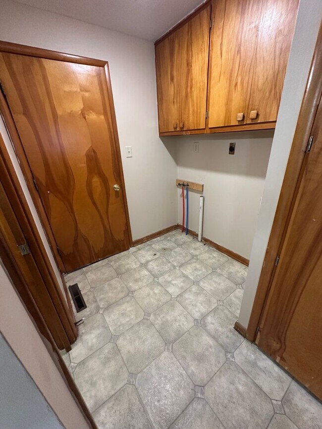 Foto del edificio - 3 Bedroom, 1.5 Bathroom Updated House w/ Potential 4th Bedroom