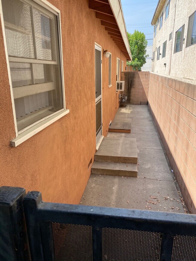 Building Photo - 5909 Cedros Ave