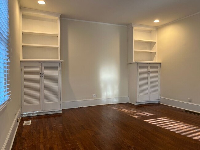 Building Photo - Very Spacious 2/2.5 Condo w/ Off-Street Pa...