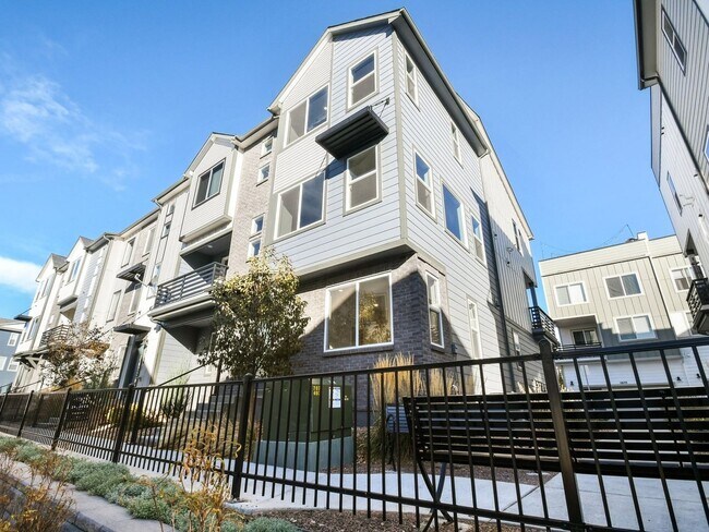 Foto del edificio - 4 Bedroom New Townhome in Arvada