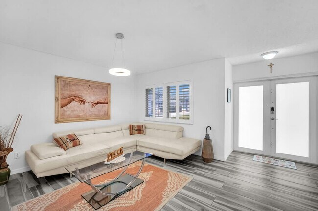 Foto del edificio - 909 NW 135th Ct