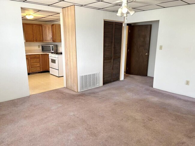 Foto del edificio - 738 1/2 Camden Pl