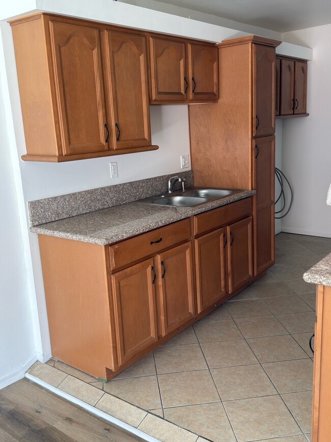Foto del edificio - 704 W 105th St