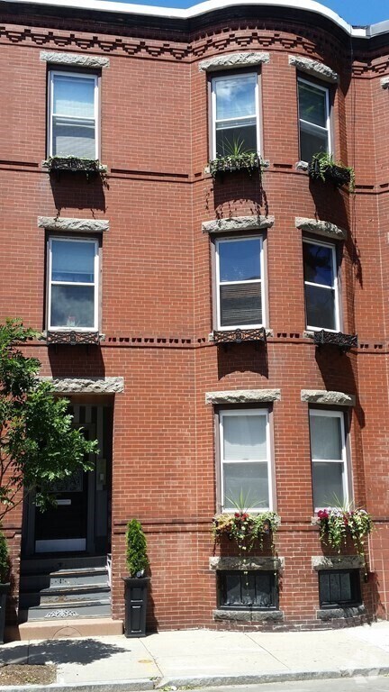Building Photo - 54 Saxton St