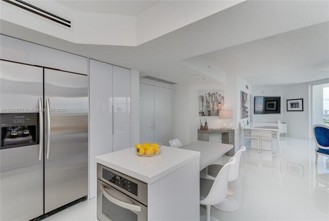 Foto del edificio - 6301 Collins Ave