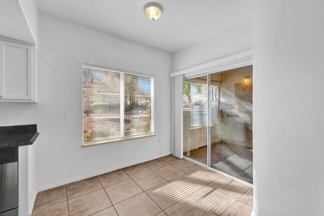 Building Photo - Indian Wells Community! 2/2 Close to the p...