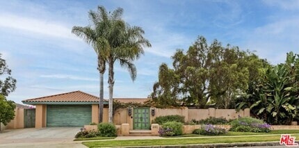 Building Photo - 401 Alma Real Dr