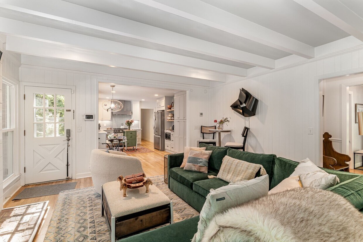 Foto principal - 5817 Fredericksburg Drive – Forest Hills |...