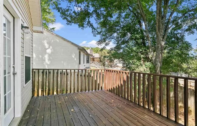 Building Photo - 211 Hollington Dr NE