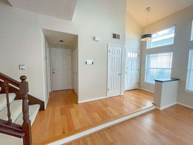 Building Photo - Stylish and comfortable 2 bedroom 2.5 bath...
