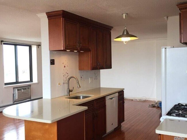 Building Photo - 144-77 Roosevelt Ave