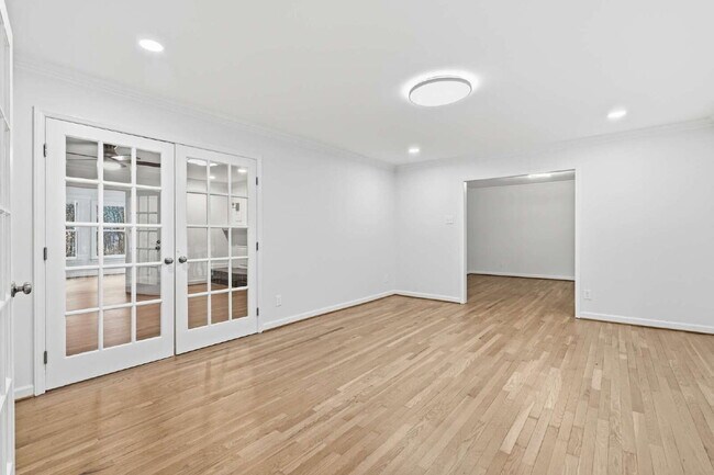 Foto del edificio - Spacious and Unique 5-Bedroom Home in Chapel Hill!
