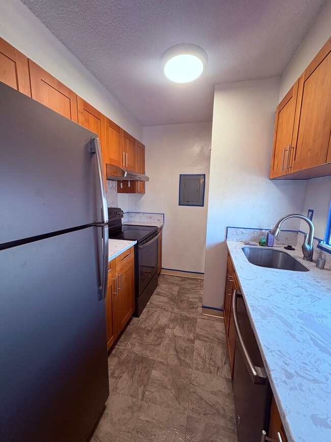Building Photo - 1122 Elm St