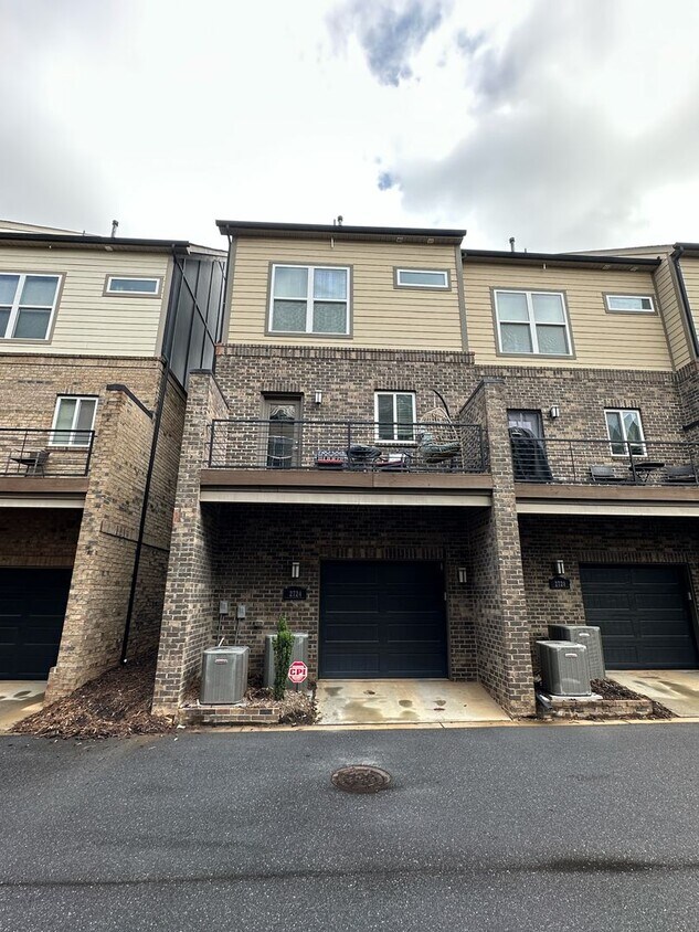 Foto del edificio - Stunning Townhome With Skyline Views!