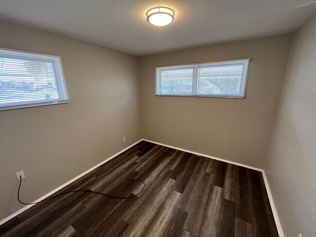 Foto del edificio - Recently Renovated Three Bedroom Move In R...