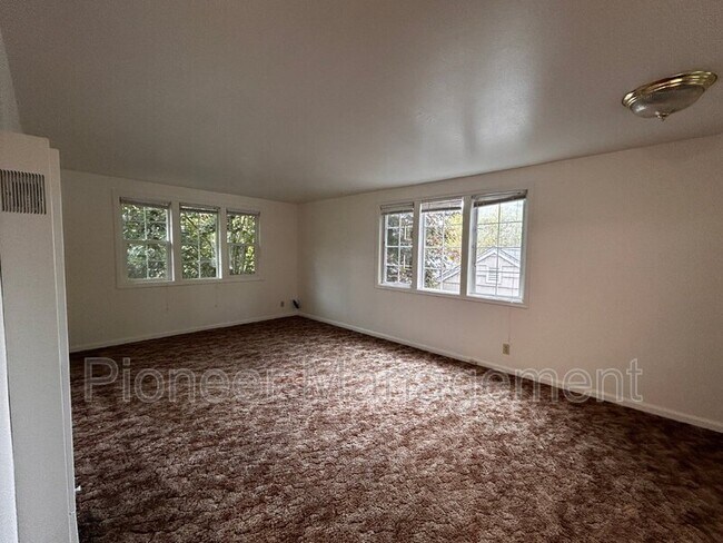 Building Photo - 1122 NE Freemont Ave