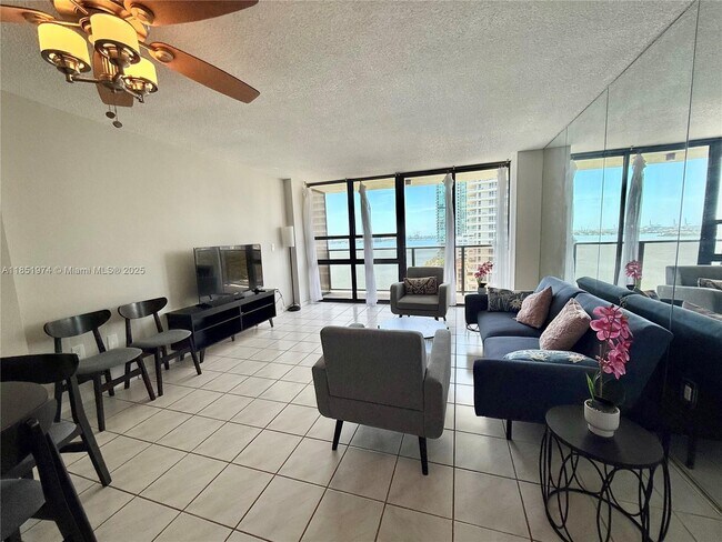 Foto del edificio - 600 NE 36th St